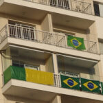 Colocar bandeiras em fachadas de condomínios pode render punição